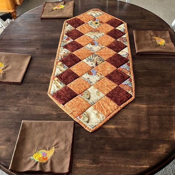 Reversible Quilted Runner & Custom Embroidered Square Brown Napkins - Picture 2 of 16
